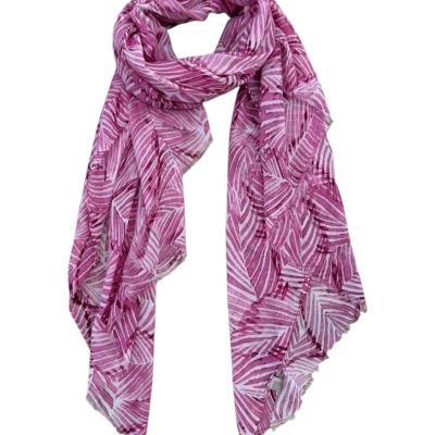 Lenço rosa com padrão de folhas e franjas nas bordas