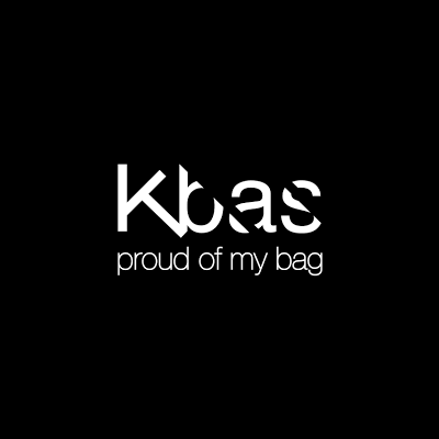 Logotipo Kbas com texto 'proud of my bag' em branco sobre fundo preto