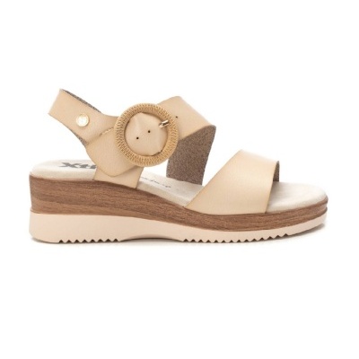 Sandália feminina bege com cunha e fivela redonda