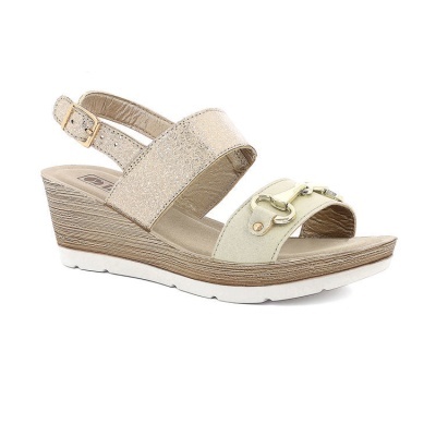 Sandália feminina de cunha bege e dourada com fivela decorativa e sola branca