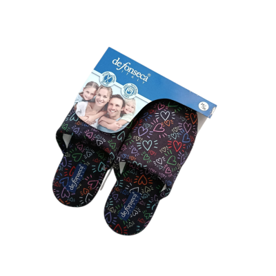 Chinelos de tecido com corações coloridos em fundo preto e embalagem azul da marca de fonseca.