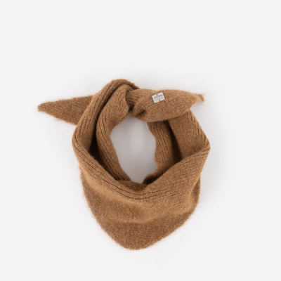 Lenço triangular castanho em malha com etiqueta branca