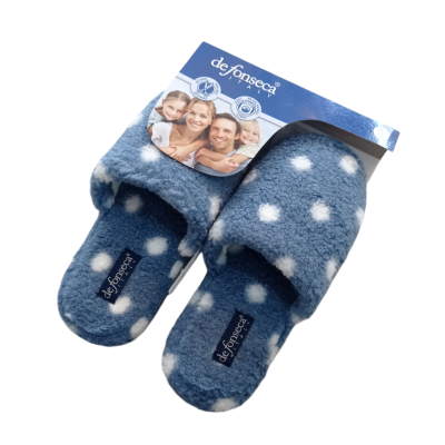 chinelos azuis de casa com bolas brancas da marca de fonseca na embalagem