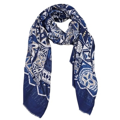 Lenço azul escuro com padrões geométricos e florais claros