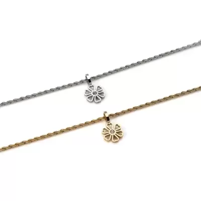 Duas pulseiras finas com pendente de flor, uma dourada e outra prateada