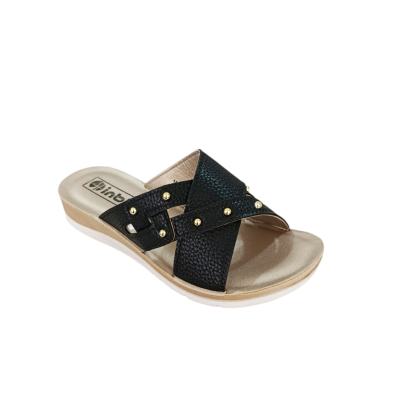 Chinelo feminino com tiras pretas cruzadas e rebites dourados