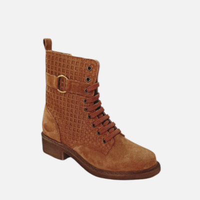 Botim castanho de camurça com padrão quadrado em relevo e atacadores