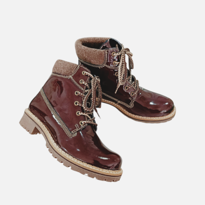 Botas castanhas de verniz com atacadores e sola de borracha