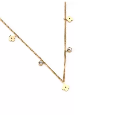 Colar dourado com flores e pedras em fundo branco
