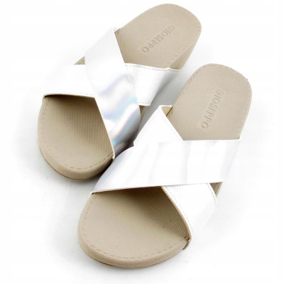 Chinelos com palmilha bege e tiras brancas cruzadas