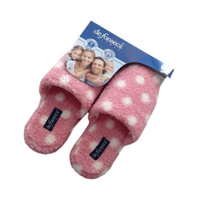Pantufas cor-de-rosa com manchas brancas e etiqueta de marca
