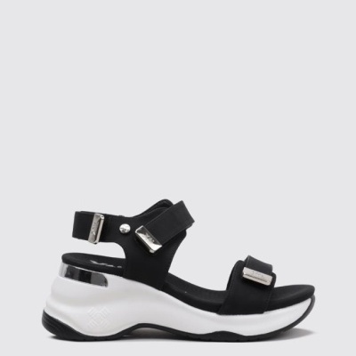 Sandália preta com sola branca e detalhes metálicos