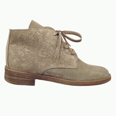 Bota feminina em camurça castanha com padrão floral e atacadores.