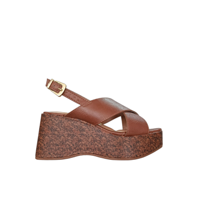 Sandália de cunha castanha com tiras cruzadas e fivela dourada