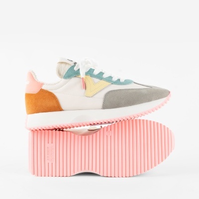 Ténis desportivos coloridos com sola rosa