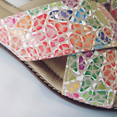 Sandália com tiras largas de padrão recortado e sola acolchoada