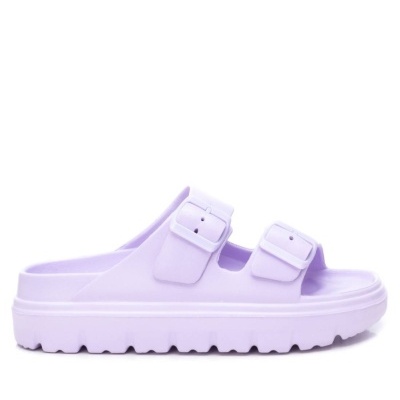 Sandália lilás com duas fivelas e sola espessa