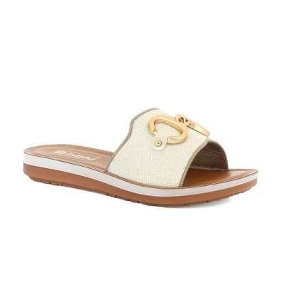 Sandália aberta bege com fivela dourada decorativa e sola castanha com riscas brancas