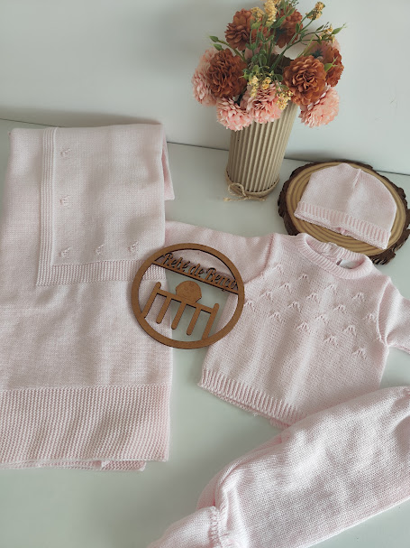 Conjunto de bebé rosa tricô com mantinha e flores em vaso