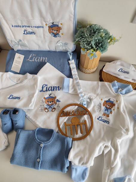 Conjunto roupa bebé branco azul ursinho marinheiro nome Liam babete body macacão colete touca sapatinhos faixa chupeta flor artificial decoração madeira