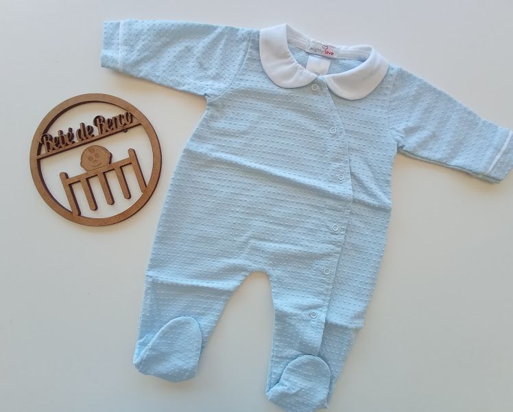 Macacão de bebé azul claro com gola branca e placa de madeira com texto 'Faz e Pausa'