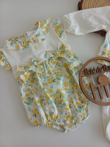 Body de bebé com padrão floral amarelo e verde e gola com volante