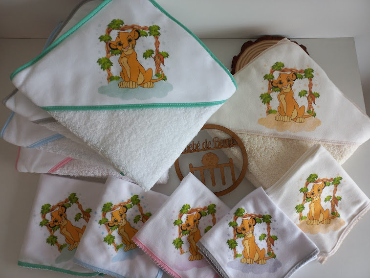 Conjunto de toalhas infantis brancas com bordas coloridas e estampa de leãozinho amarelo