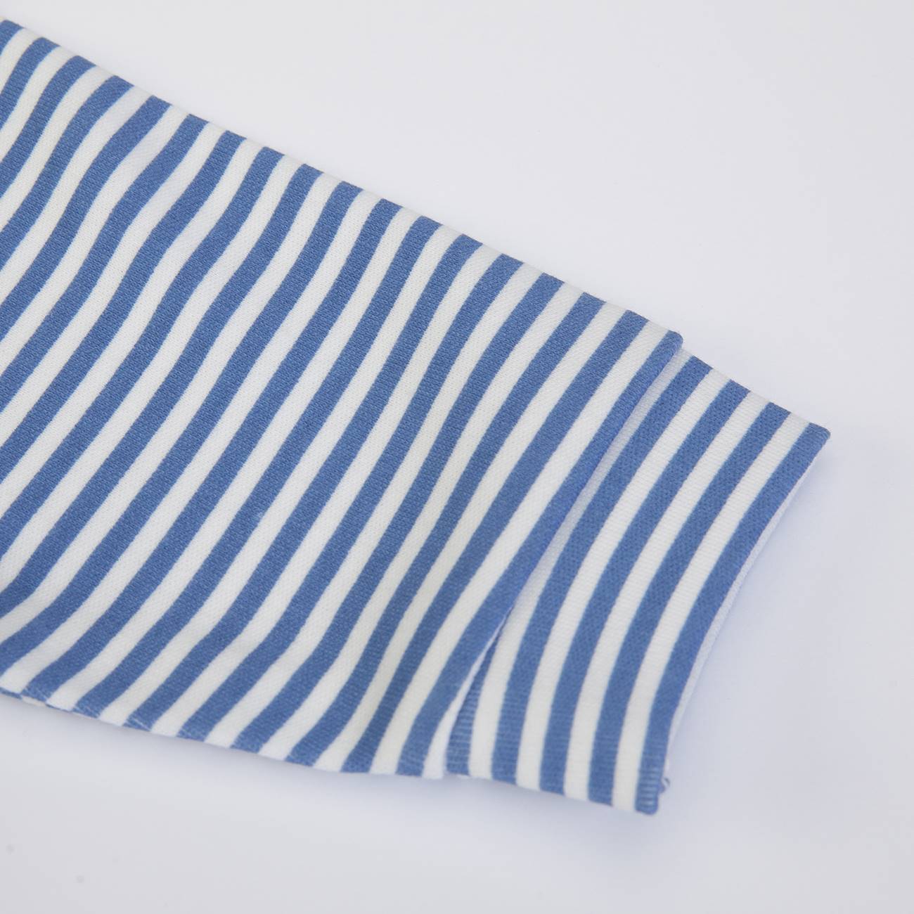 Manga com riscas azuis e brancas e punho dobrado