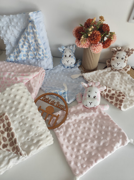 Mantas e panos de bebé coloridos com texturas e peluches