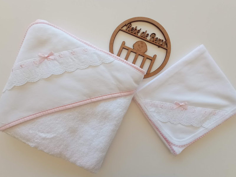 Conjunto de toalha e fralda branca com bordado e fita rosa