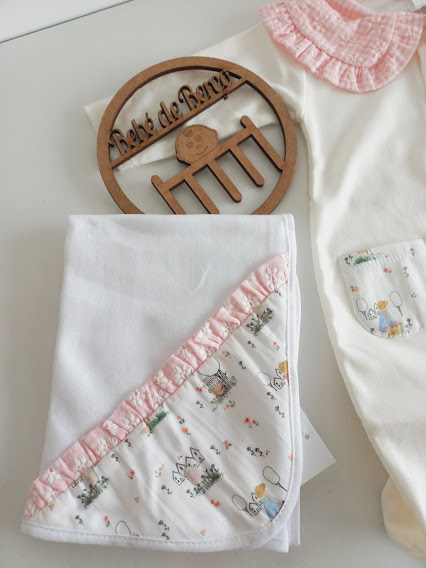 Manta branca com borda estampada e body branco com gola rosa e bolso estampado para bebé
