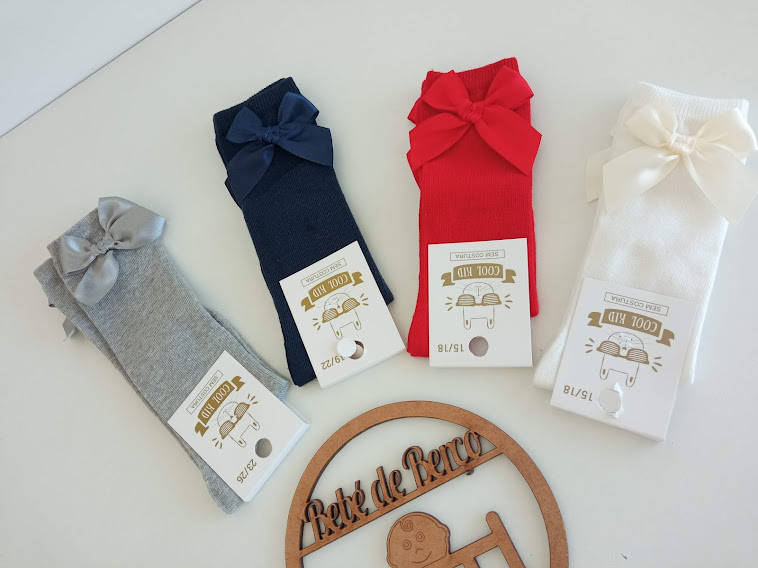 Quatro pares de meias infantis coloridas com laços e etiquetas com números