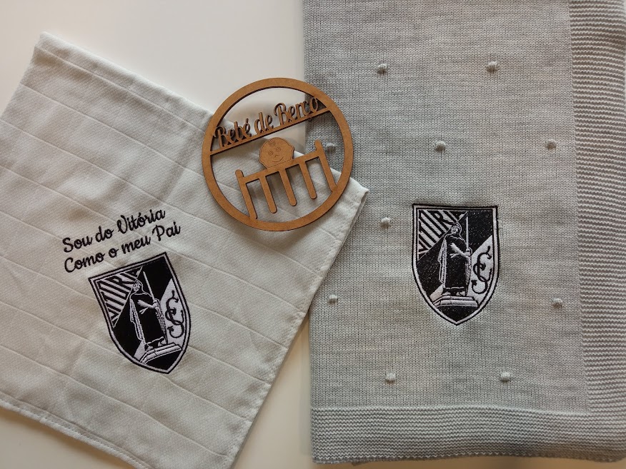 Dois panos de cozinha em linho com bordados e uma placa de madeira redonda