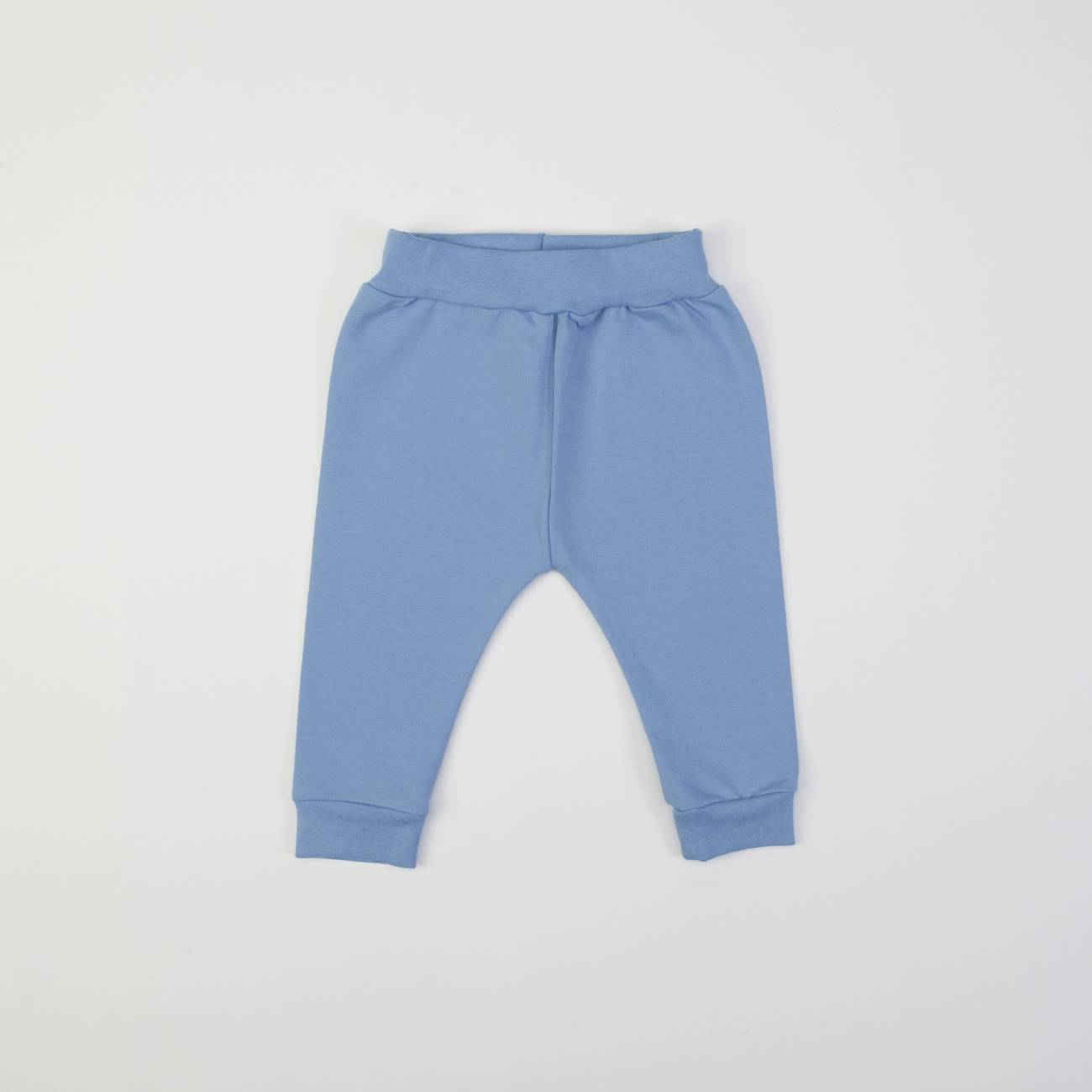Calças de bebé azuis com cós elástico e bainhas nas pernas, fundos branco