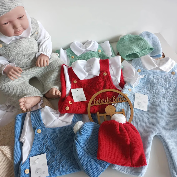 Conjunto de roupa de bebé em tricô colorida e placa Bebe de Roca