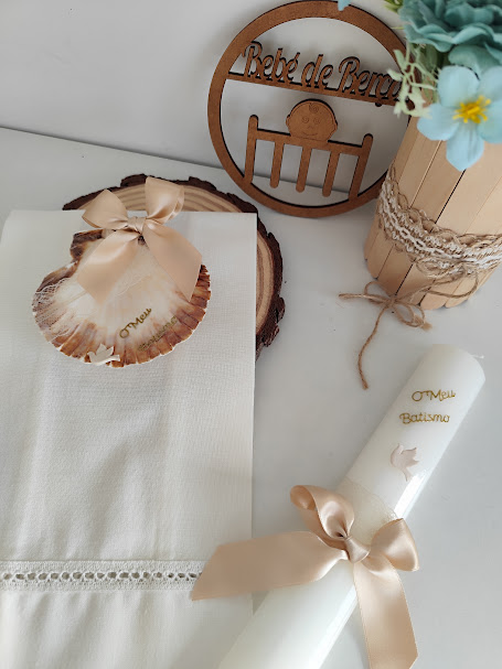 Vela e toalha brancas com decoração cor de champanhe e placa de madeira Bebé de Prata