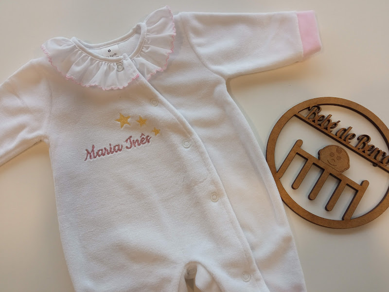 Macacão branco com gola rendada e bordados cor-de-rosa e amarelos