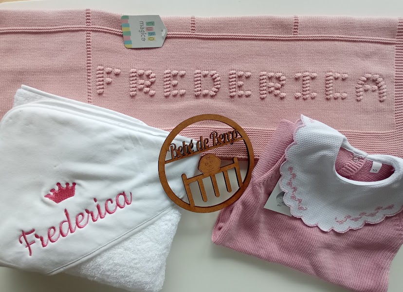 Conjunto de manta rosa, toalha branca e camisola rosa para bebé com nome Frederica