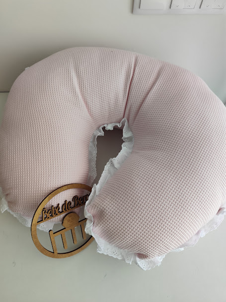 Almofada amamentação rosa em U com renda branca e placa de madeira com texto Bebé de Renda