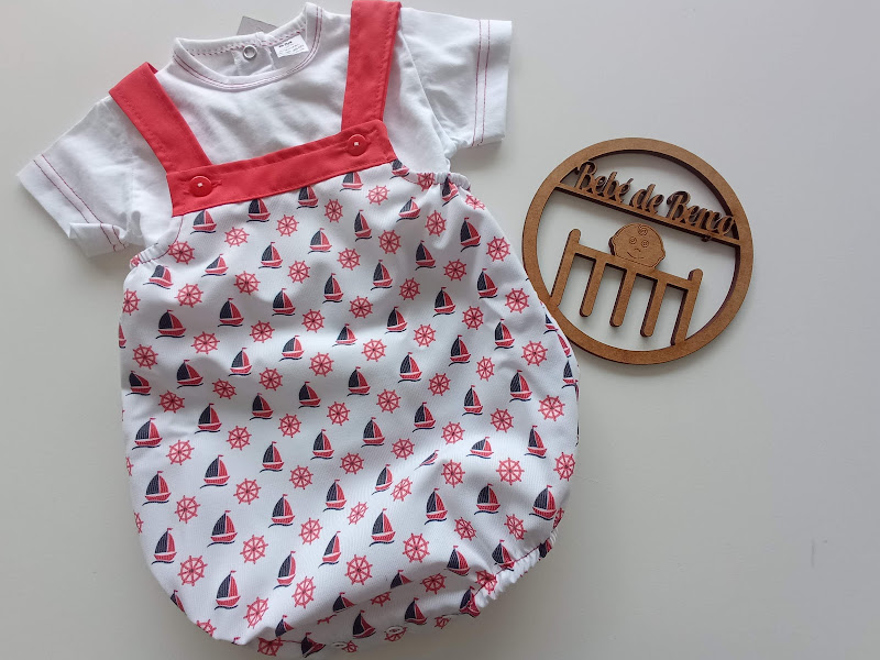 Macacão de bebé branco com alças vermelhas e padrão de veleiros e âncoras