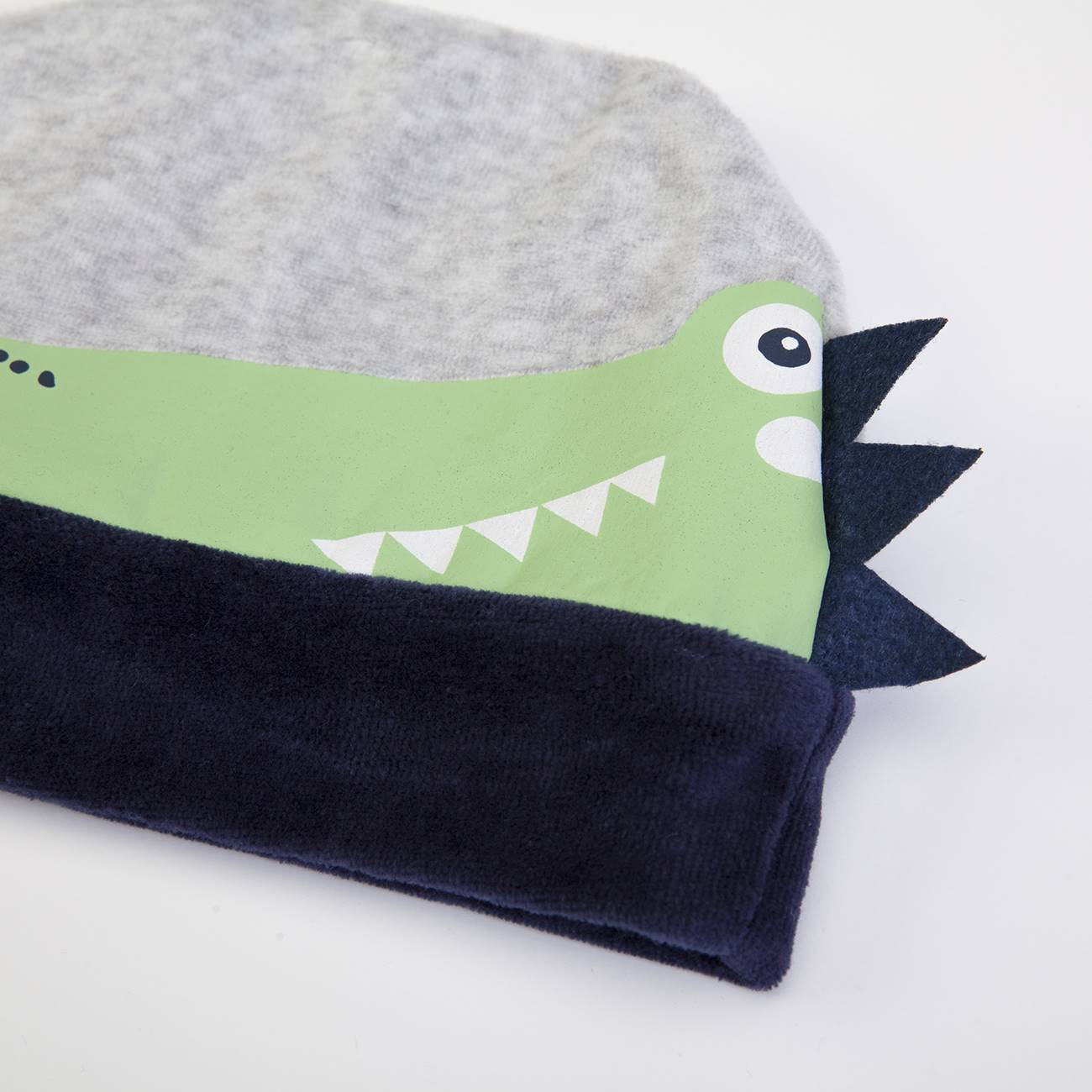 Gorro cinzento com aplicação de croco verde e cristas azuis