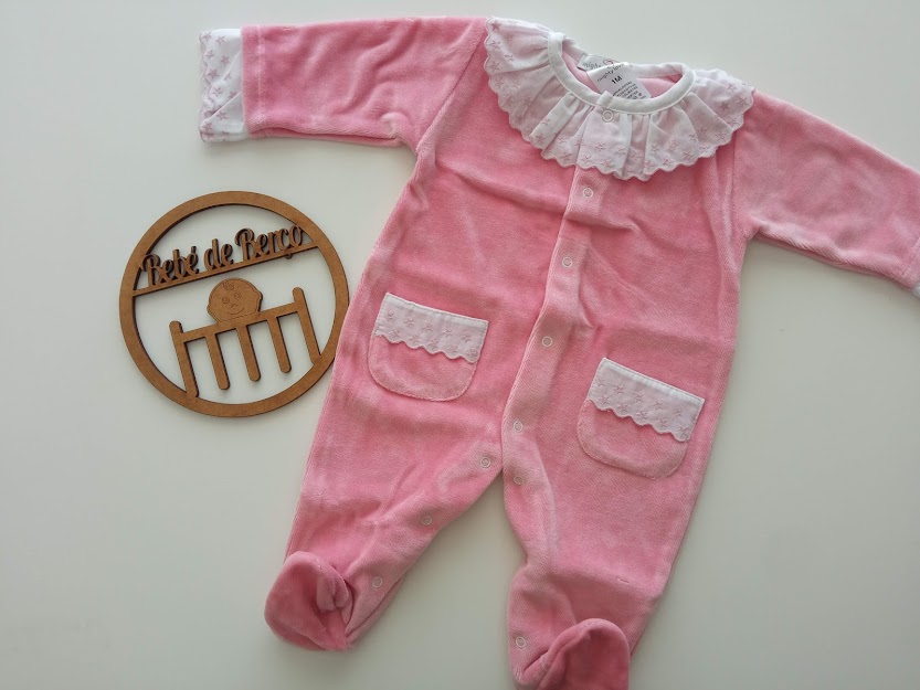 Macacão de bebê rosa com gola e bolsos em renda branca