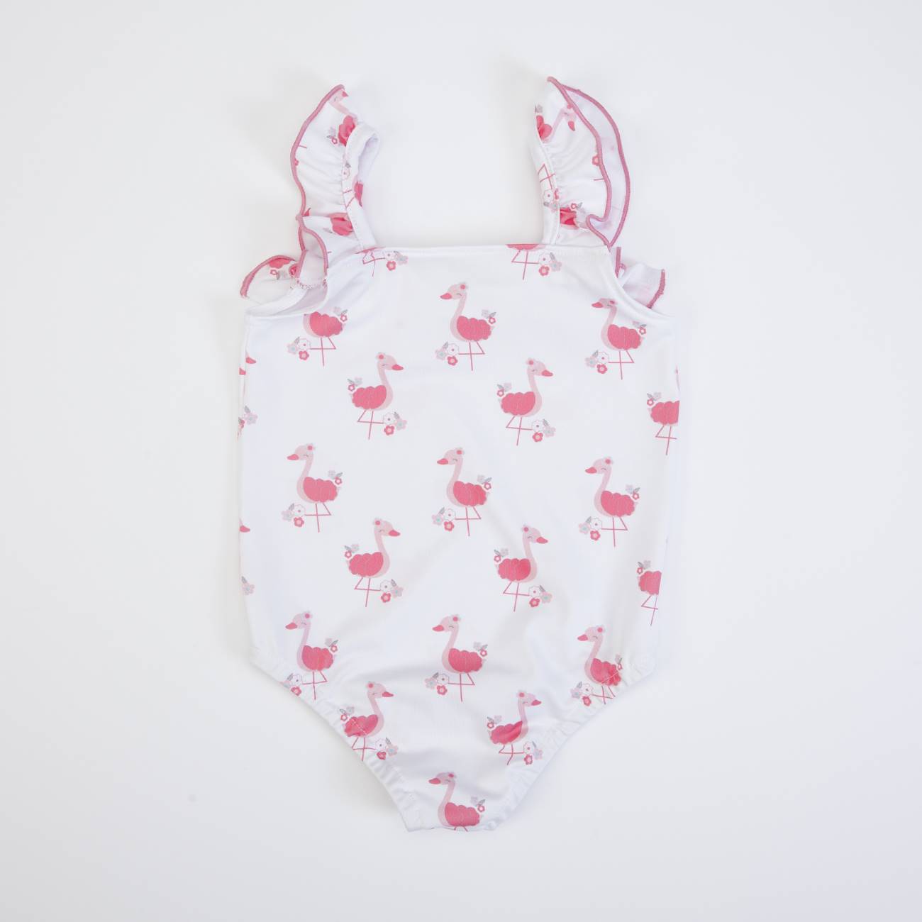 Maiô branco de criança com padrão de flamingos cor-de-rosa e alças com folhos cor-de-rosa