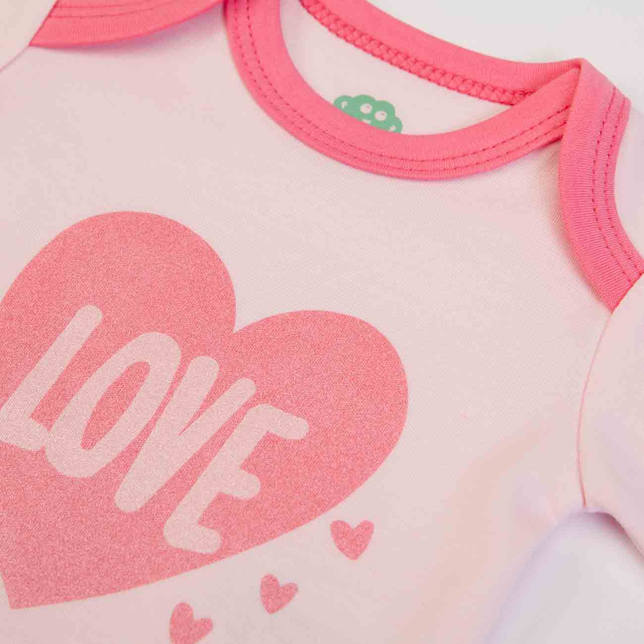 Body para bebé cor de rosa com estampa de coração e palavra LOVE