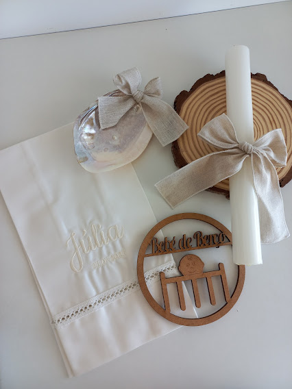 Conjunto para batizado com toalha bordada, concha, vela e placa de madeira