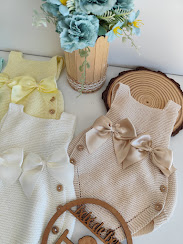 Bodies de bebé de malha com laços e flores artificiais.