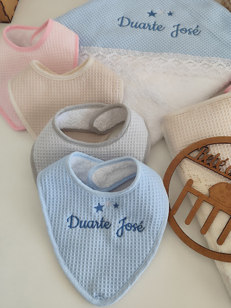Babetes infantis em tecido waffle azul, cinza, creme e rosa, com bordado e toalha com renda