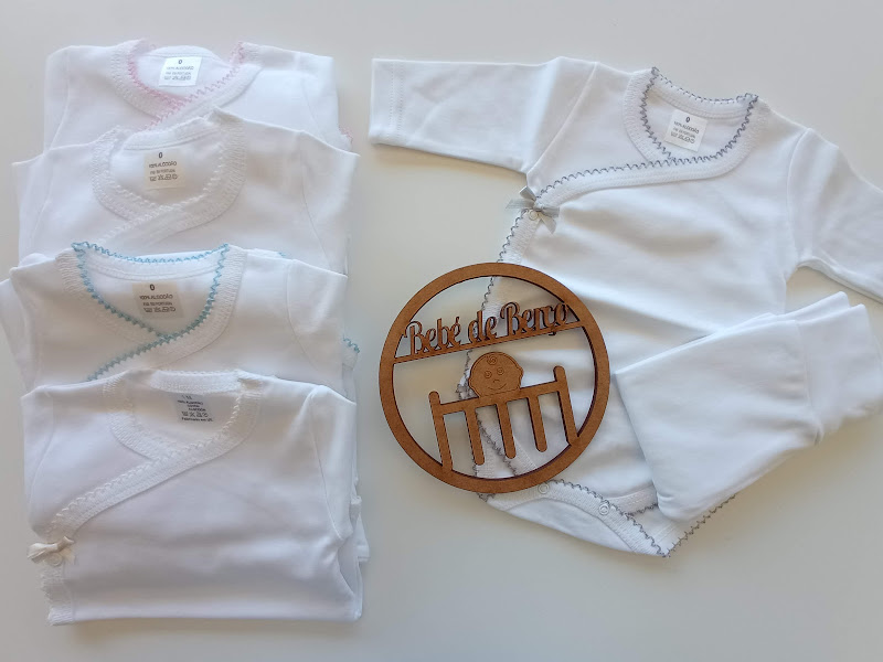 Conjuntos de roupa branca para bebé com detalhes em azul e placa de madeira 'Bébé de Rentrée'