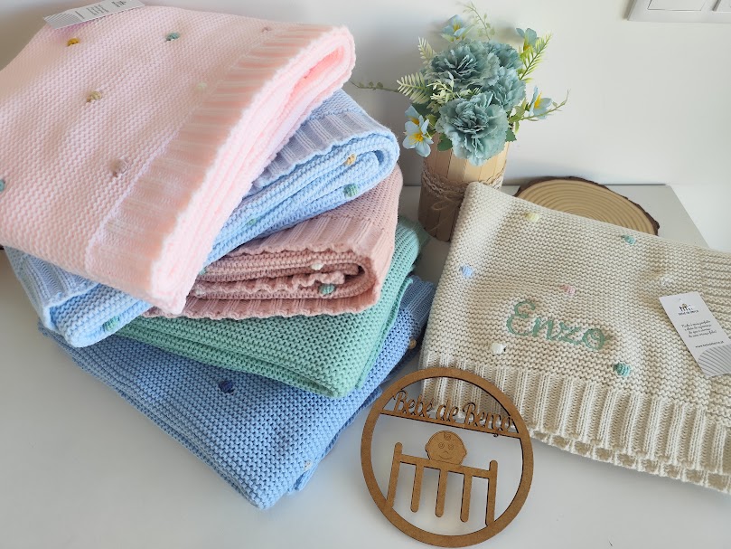 conjunto de mantas de malha para bebés em várias cores, manta personalizada com nome 'Enzo', flores artificiais e ornamento de madeira
