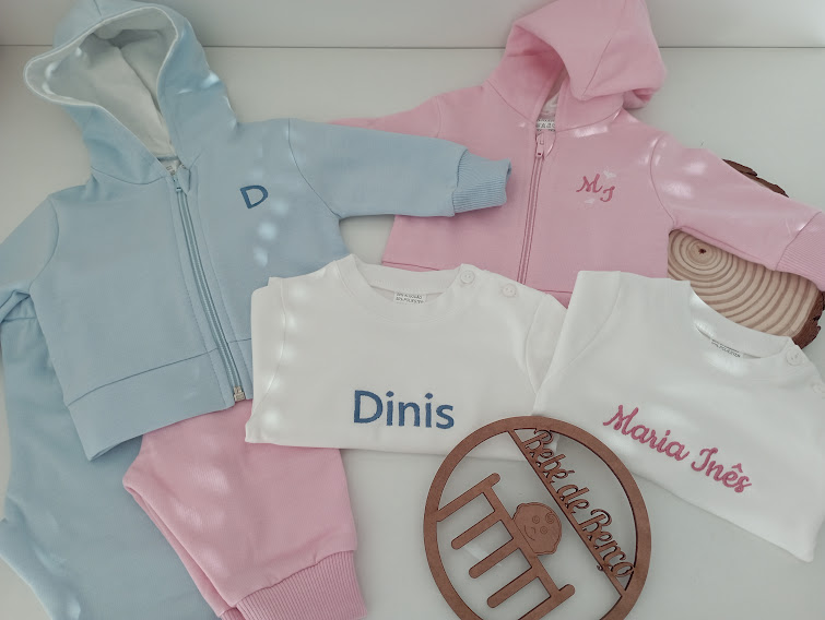 Conjunto de roupa para bebé com casacos azuis e rosa, sweatshirts brancas com nomes bordados e discos de madeira decorativos